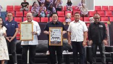 Menteri Pemuda dan Olahraga (Menpora) Erick Thohir dan Ketua PB Muaythai Indonesia La Nyalla Mattalitti saat pembukaan Indonesia Muaythai Championship