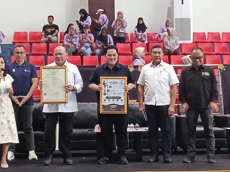 Menteri Pemuda dan Olahraga (Menpora) Erick Thohir dan Ketua PB Muaythai Indonesia La Nyalla Mattalitti saat pembukaan Indonesia Muaythai Championship 
