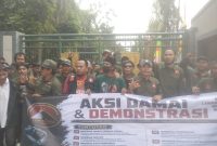 Aksi yang sebelumnya dilakukan oleh Tri Nusa Bekasi Raya menuntut Plt.Bupati Bekasi copot Dirum Tirta Bhagasasi Daud Husin.