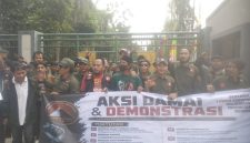 Aksi yang sebelumnya dilakukan oleh Tri Nusa Bekasi Raya menuntut Plt.Bupati Bekasi copot Dirum Tirta Bhagasasi Daud Husin.