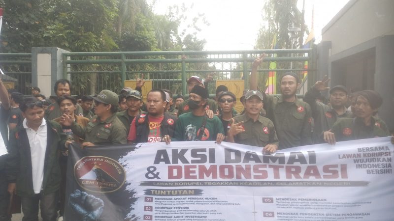 Aksi yang sebelumnya dilakukan oleh Tri Nusa Bekasi Raya menuntut Plt.Bupati Bekasi copot Dirum Tirta Bhagasasi Daud Husin.