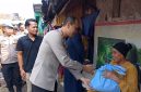 Kapolres Metro Bekasi Kota Kombes Pol Putu Kholis Aryana saat menyalurkan bantuan dari Kapolda Metro Jaya kepada warga Bantargebang
