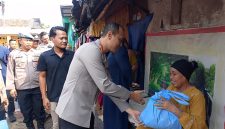 Kapolres Metro Bekasi Kota Kombes Pol Putu Kholis Aryana saat menyalurkan bantuan dari Kapolda Metro Jaya kepada warga Bantargebang