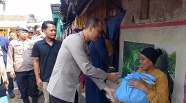 Kapolres Metro Bekasi Kota Kombes Pol Putu Kholis Aryana saat menyalurkan bantuan dari Kapolda Metro Jaya kepada warga Bantargebang