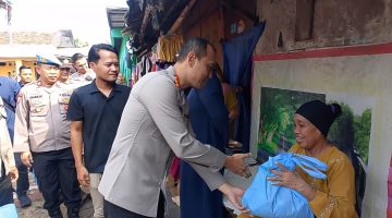 Kapolres Metro Bekasi Kota Kombes Pol Putu Kholis Aryana saat menyalurkan bantuan dari Kapolda Metro Jaya kepada warga Bantargebang