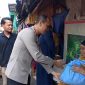 Kapolres Metro Bekasi Kota Kombes Pol Putu Kholis Aryana saat menyalurkan bantuan dari Kapolda Metro Jaya kepada warga Bantargebang