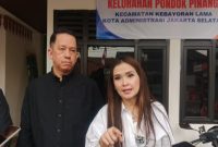 Derek Prabu Maras bersama dengan Kuasa hukumnya, Yuli Yanti Hutagaol, S.H., M.H., C.Med., C.R.A., 