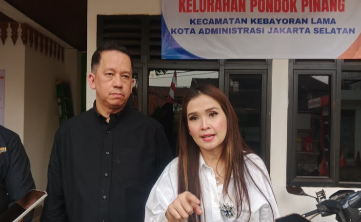 Derek Prabu Maras bersama dengan Kuasa hukumnya, Yuli Yanti Hutagaol, S.H., M.H., C.Med., C.R.A., 