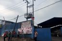 Puluhan warga Desa Burangkeng, Kecamatan Setu, Kabupaten Bekasi, mendatangi lokasi pabrik CV Energi Bio Pelangi untuk memprotes aktivitas pabrik yang menimbulkan asap tebal.