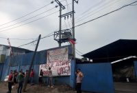 Puluhan warga Desa Burangkeng, Kecamatan Setu, Kabupaten Bekasi, mendatangi lokasi pabrik CV Energi Bio Pelangi untuk memprotes aktivitas pabrik yang menimbulkan asap tebal.