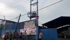 Puluhan warga Desa Burangkeng, Kecamatan Setu, Kabupaten Bekasi, mendatangi lokasi pabrik CV Energi Bio Pelangi untuk memprotes aktivitas pabrik yang menimbulkan asap tebal.