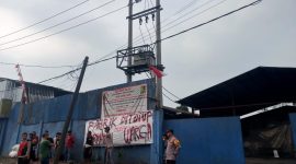 Puluhan warga Desa Burangkeng, Kecamatan Setu, Kabupaten Bekasi, mendatangi lokasi pabrik CV Energi Bio Pelangi untuk memprotes aktivitas pabrik yang menimbulkan asap tebal.