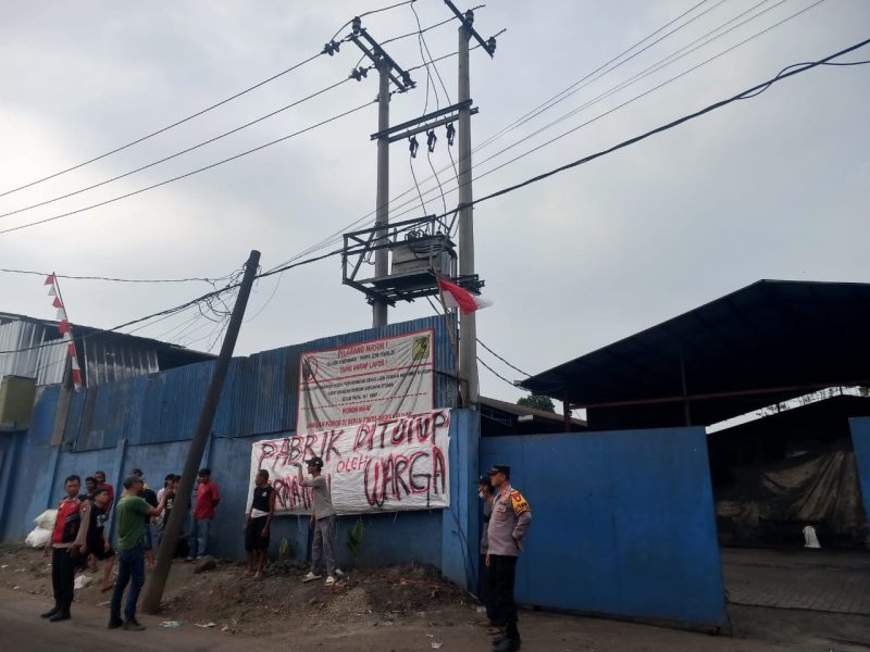 Puluhan warga Desa Burangkeng, Kecamatan Setu, Kabupaten Bekasi, mendatangi lokasi pabrik CV Energi Bio Pelangi untuk memprotes aktivitas pabrik yang menimbulkan asap tebal.