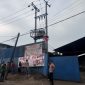 Puluhan warga Desa Burangkeng, Kecamatan Setu, Kabupaten Bekasi, mendatangi lokasi pabrik CV Energi Bio Pelangi untuk memprotes aktivitas pabrik yang menimbulkan asap tebal.
