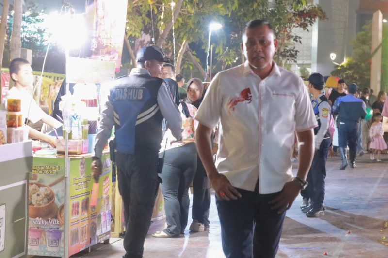 Gaya Wali Kota Bekasi Tri Adhianto saat menegur PKL 