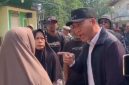 Gaya Camat Medansatria saat menghadapi warga korban penggusuran.