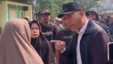 Gaya Camat Medansatria saat menghadapi warga korban penggusuran.