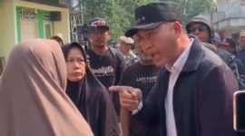Gaya Camat Medansatria saat menghadapi warga korban penggusuran.