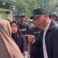 Gaya Camat Medansatria saat menghadapi warga korban penggusuran.