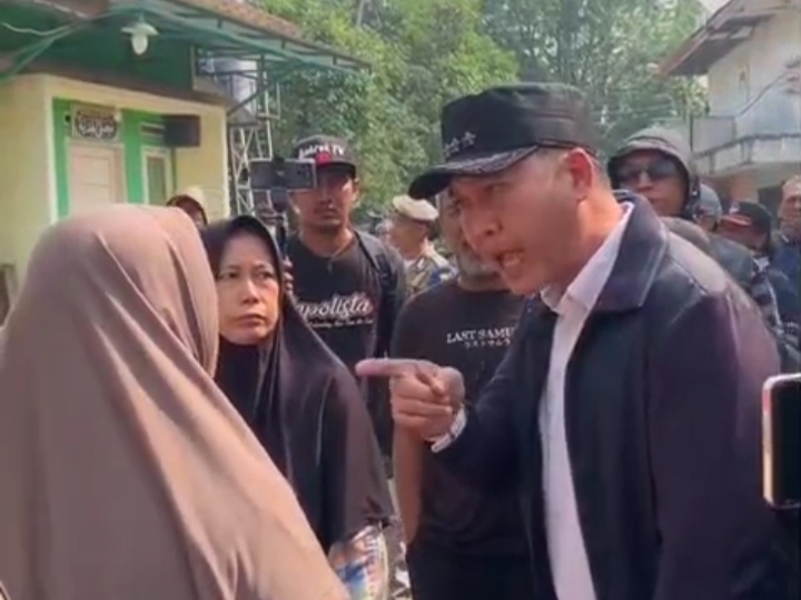 Gaya Camat Medansatria saat menghadapi warga korban penggusuran.