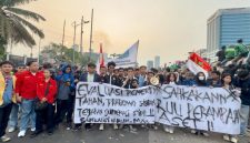 BEMNUS DKI Jakarta kembali melakukan aksi tuntut “Reformasi Total dan Merdeka 100%” di depqn gedung DPR RI, pada Kamis (27/8/2026)
