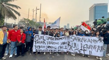 BEMNUS DKI Jakarta kembali melakukan aksi tuntut “Reformasi Total dan Merdeka 100%” di depqn gedung DPR RI, pada Kamis (27/8/2026) 