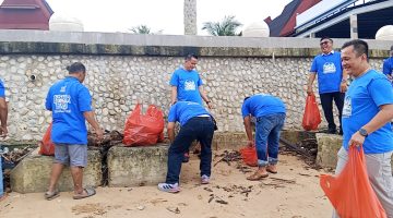 Kader Partai Demokrat Gelar Gerakan Langit Biru di Pantai Lagundri