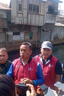 Kerja Bakti Bersih Sampah Kali Baru, Walikota Munjirin Bakal OTT Warga yang Buang Sampah ke Kali