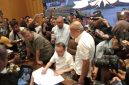 Wakil Ketua DPR RI Sufmi Dasco Ahmad bersama Wakil Ketua DPR RI Cucun Ahmad Syamsurijal dan Wakil Ketua DPR RI Saan Mustopa menandatangani surat pernyataan untuk mundur apabila Rancangan Undang-Undang (RUU) Perampasan Aset tidak disahkan paling lambat 15 Desember 2026 di Komplek Parlemen, Senayan, Jakarta, Kamis (27/8/2026).