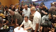Wakil Ketua DPR RI Sufmi Dasco Ahmad bersama Wakil Ketua DPR RI Cucun Ahmad Syamsurijal dan Wakil Ketua DPR RI Saan Mustopa menandatangani surat pernyataan untuk mundur apabila Rancangan Undang-Undang (RUU) Perampasan Aset tidak disahkan paling lambat 15 Desember 2026 di Komplek Parlemen, Senayan, Jakarta, Kamis (27/8/2026).