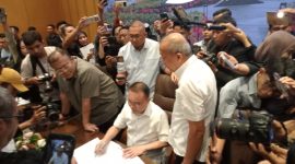 Wakil Ketua DPR RI Sufmi Dasco Ahmad bersama Wakil Ketua DPR RI Cucun Ahmad Syamsurijal dan Wakil Ketua DPR RI Saan Mustopa menandatangani surat pernyataan untuk mundur apabila Rancangan Undang-Undang (RUU) Perampasan Aset tidak disahkan paling lambat 15 Desember 2026 di Komplek Parlemen, Senayan, Jakarta, Kamis (27/8/2026).