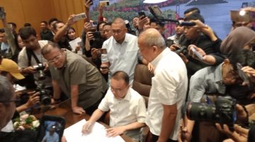 Wakil Ketua DPR RI Sufmi Dasco Ahmad bersama Wakil Ketua DPR RI Cucun Ahmad Syamsurijal dan Wakil Ketua DPR RI Saan Mustopa menandatangani surat pernyataan untuk mundur apabila Rancangan Undang-Undang (RUU) Perampasan Aset tidak disahkan paling lambat 15 Desember 2026 di Komplek Parlemen, Senayan, Jakarta, Kamis (27/8/2026).