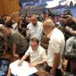 Wakil Ketua DPR RI Sufmi Dasco Ahmad bersama Wakil Ketua DPR RI Cucun Ahmad Syamsurijal dan Wakil Ketua DPR RI Saan Mustopa menandatangani surat pernyataan untuk mundur apabila Rancangan Undang-Undang (RUU) Perampasan Aset tidak disahkan paling lambat 15 Desember 2026 di Komplek Parlemen, Senayan, Jakarta, Kamis (27/8/2026).