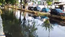 Kondisi air di Kali Baru, Kota Bekasi yang menjadi air baku Perumda Tirta Patriot menghitam dan berbau