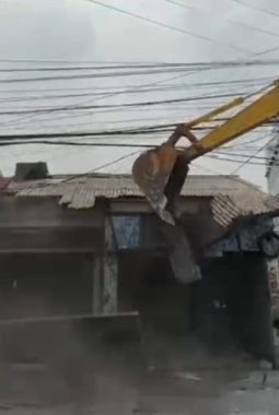 Sebanyak 40 Bangli di Atas Aliran Kali Harun Ditertibkan Petugas
