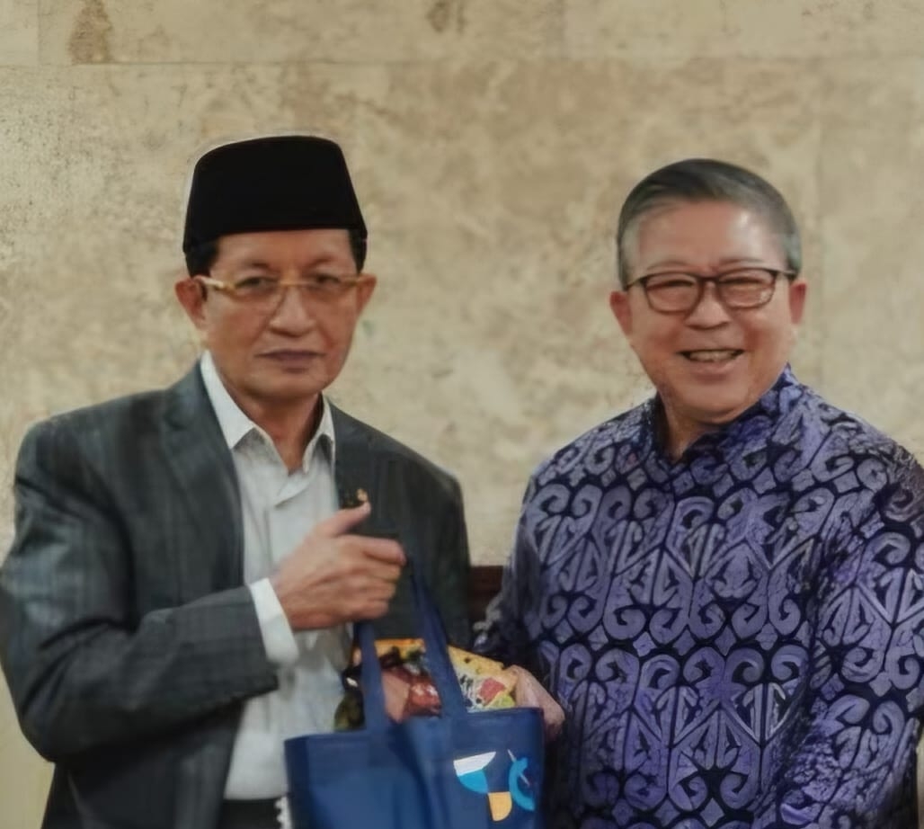 Menteri Agama RI, Prof. Dr. KH. Nasaruddin Umar (kiri) bersama dengan Direktur OT Group, Dr. Yosua Jap, (kanan)