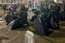 Usai mengamankan HUT RI ke-81, 400 prajurit Kodam Jaya bersama Polri dan PPSU bergotong royong membersihkan kawasan Monas di Jakarta Pusat. 