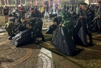 Usai mengamankan HUT RI ke-81, 400 prajurit Kodam Jaya bersama Polri dan PPSU bergotong royong membersihkan kawasan Monas di Jakarta Pusat. 