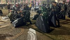 Usai mengamankan HUT RI ke-81, 400 prajurit Kodam Jaya bersama Polri dan PPSU bergotong royong membersihkan kawasan Monas di Jakarta Pusat. 