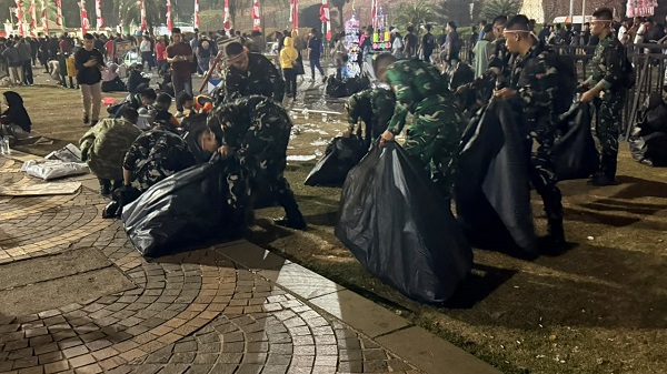 Usai mengamankan HUT RI ke-81, 400 prajurit Kodam Jaya bersama Polri dan PPSU bergotong royong membersihkan kawasan Monas di Jakarta Pusat. 