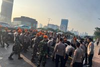 Kodam Jaya membantu Polri mengamankan aksi unjuk rasa di depan Gedung DPR/MPR RI dengan menyekat pergerakan massa menuju arah Slipi, Jakarta Barat.