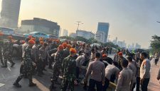 Kodam Jaya membantu Polri mengamankan aksi unjuk rasa di depan Gedung DPR/MPR RI dengan menyekat pergerakan massa menuju arah Slipi, Jakarta Barat.