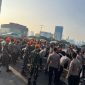 Kodam Jaya membantu Polri mengamankan aksi unjuk rasa di depan Gedung DPR/MPR RI dengan menyekat pergerakan massa menuju arah Slipi, Jakarta Barat.
