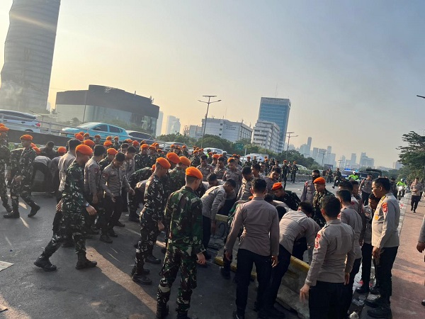 Kodam Jaya membantu Polri mengamankan aksi unjuk rasa di depan Gedung DPR/MPR RI dengan menyekat pergerakan massa menuju arah Slipi, Jakarta Barat.