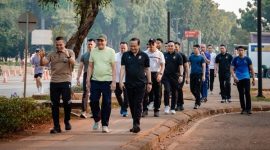 Menkopolkam Djamari Chaniago bersama Kapolda Metro Jaya dan Pangdam Jaya olahraga bersama di GBK. Koordinasi keamanan Jakarta tetap dijaga.