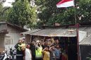Jelang HUT RI ke-81, PJR BSD Korlantas Polri membagikan 81 bendera Merah Putih beserta tiang kepada warga di Tangerang Selatan.