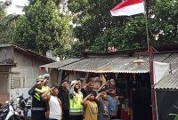 Jelang HUT RI ke-81, PJR BSD Korlantas Polri membagikan 81 bendera Merah Putih beserta tiang kepada warga di Tangerang Selatan.
