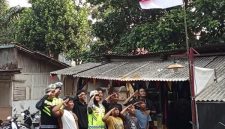 Jelang HUT RI ke-81, PJR BSD Korlantas Polri membagikan 81 bendera Merah Putih beserta tiang kepada warga di Tangerang Selatan.