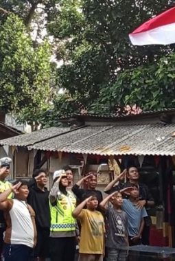 Jelang HUT RI ke-81, PJR BSD Bagikan 81 Bendera Merah Putih kepada Warga