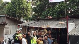 Jelang HUT RI ke-81, PJR BSD Korlantas Polri membagikan 81 bendera Merah Putih beserta tiang kepada warga di Tangerang Selatan.